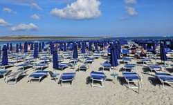 Nowe, restrykcyjne zasady na plażach. Mowa wprost o "mafii leżakowej"