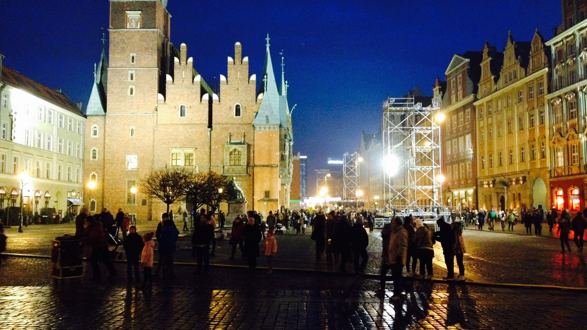 W tym roku zabawa sylwestrowa na Rynku we Wrocławiu odbędzie się pod hasłem "Kolory Radości". Na scenie, która stanie na placu Gołębim wystąpią m.in. Lech Janerka, Conga Line, Natalia Sikora i Afromental.