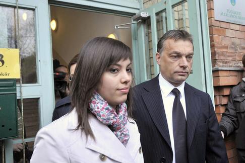 Viktor Orbán z córką Ráhel opuszczają lokal wyborczy w Budapeszcie. Wybory parlamentarne na Węgrzech, kwiecień 2010 r