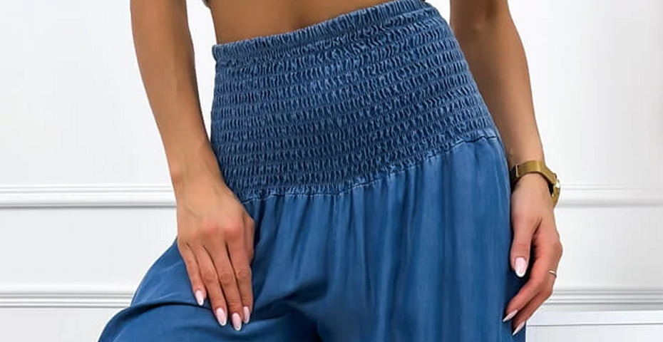 Te szerokie spodnie są idealne na upały. Przewiewne, gumka w talii robi robotę