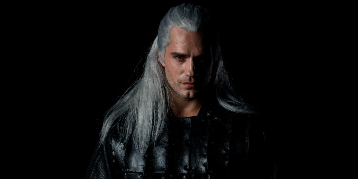 Jesienią 2018 roku Netflix opublikował pierwsze zdjęcie Henry'ego Cavilla w roli wiedźmina Geralta. "Wiedźmin" powinień trafić na Netfliksa w czwartym kwartale 2019 roku. 