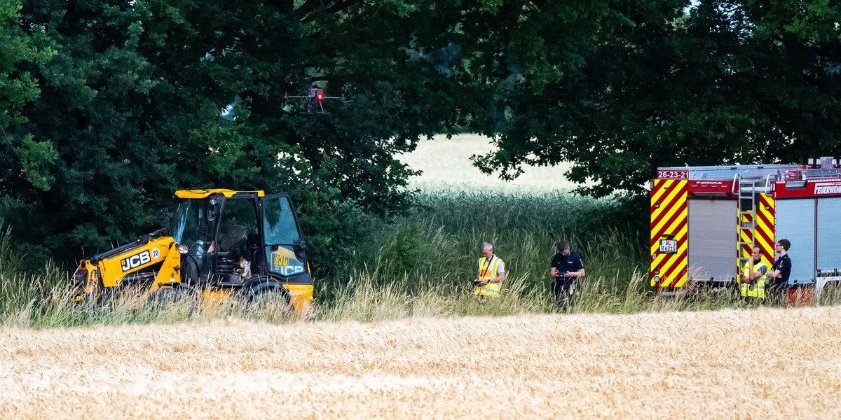 Dramatyczny wypadek w Dolnej Saksonii w Niemczech. Nie żyje 5-letni chłopiec i 39-letni mężczyzna, a dziesięcioro dzieci jest rannych. To bilans wypadku, do którego doszło w czasie zabawy z koparką. 