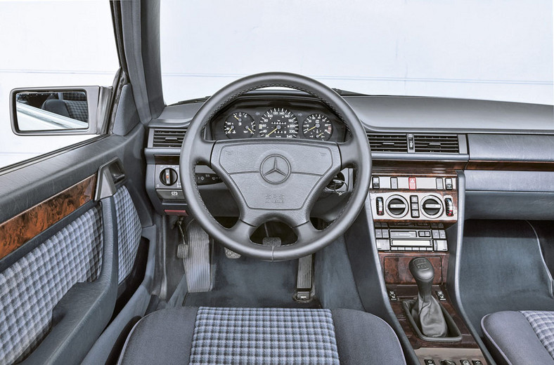 Mercedes 124 cabrio - kabriolet na cztery pory roku
