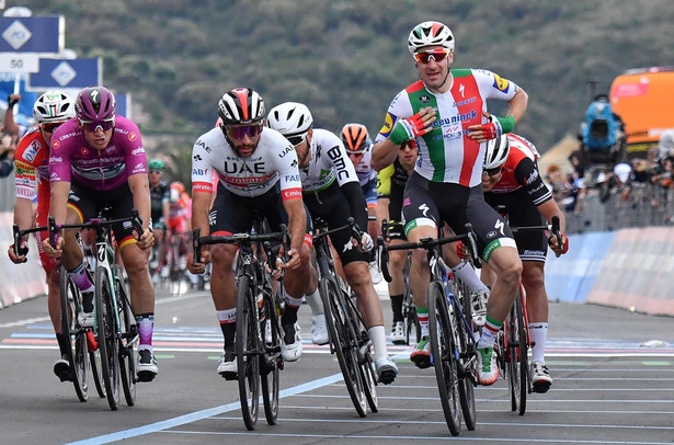 Viviani zdyskwalifikowany za nieprzepisowy finisz. Gaviria zwycięzcą trzeciego etapu Giro d'Italia