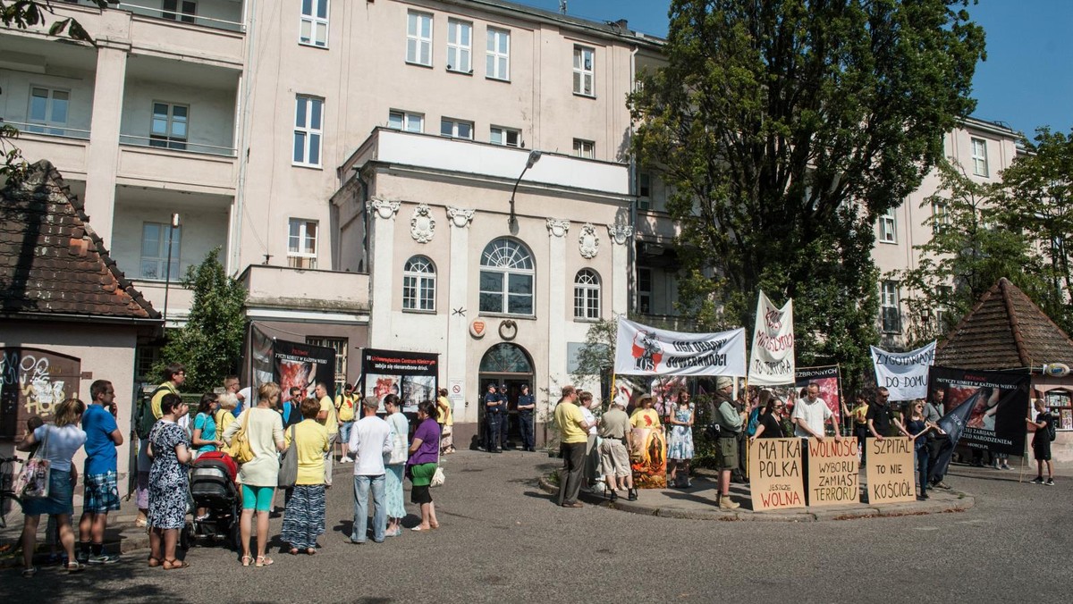 Dwie manifestacje pod porodówką w Gdańsku