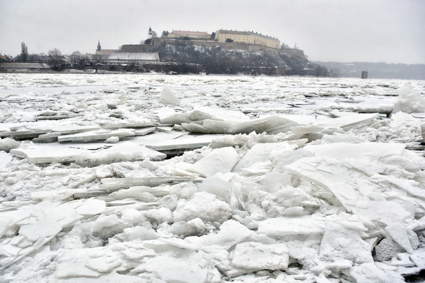 Dunav je te zime bio zaleđen