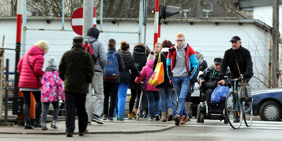 Przechodzą przez tory na Oruni