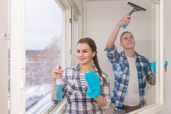 Zrób sama środek do mycia okien. Łatwo pozbędziesz się brudu i smug [PRZEPISY]