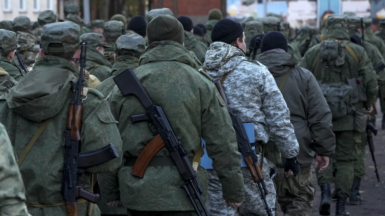 "Umówiliśmy się na strzał w łydkę, udo i ramię, w okolice tricepsa". Wielki przekręt w rosyjskiej armii. Żołnierze śmieją się Kremlowi w twarz