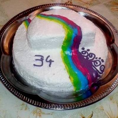 Vaníliás torta szivárványdíszítéssel