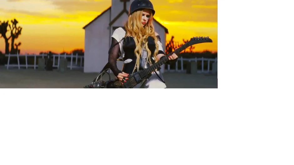 „Srećom“ njena gitara služi i kao testera – omogućavajući da se Avril otarasi svih stvorenja.