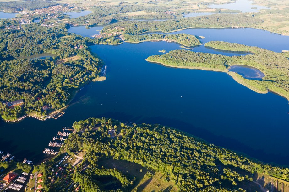 Widok z lotu ptaka na marinę położoną nad jeziorem Kisajno w Giżycku na Mazurach