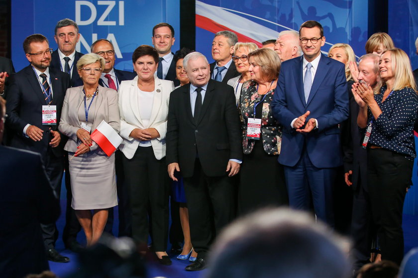 Prezes PiS i premier jeżdżą po Polsce z obietnicami