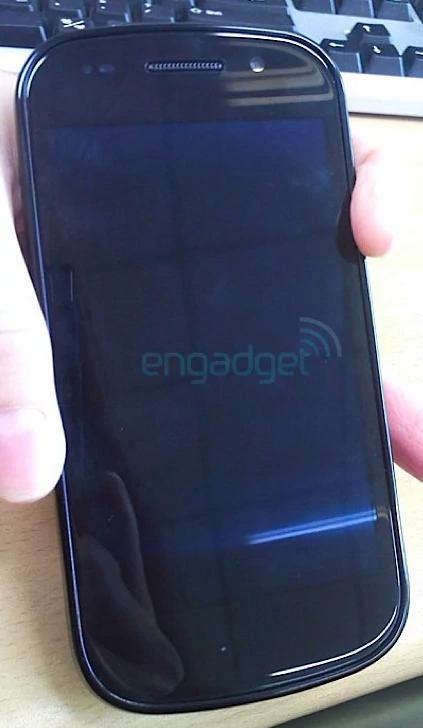 Tydzień temu do sieci wyciekły fotki nowego smartfonu Google. Producentem jest Samsung. Stąd zapewne nawiązanie do Galaxy S. engadget.com.
