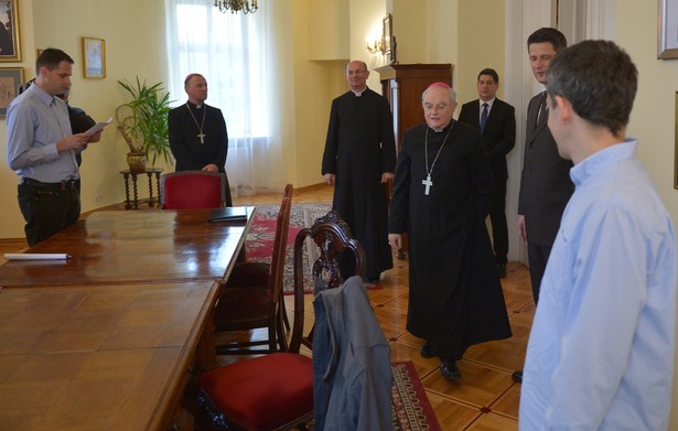 Arcybiskup Henryk Hoser spotkał się z parafianami z Jasienicy. Fot. PAP/Radek Pietruszka