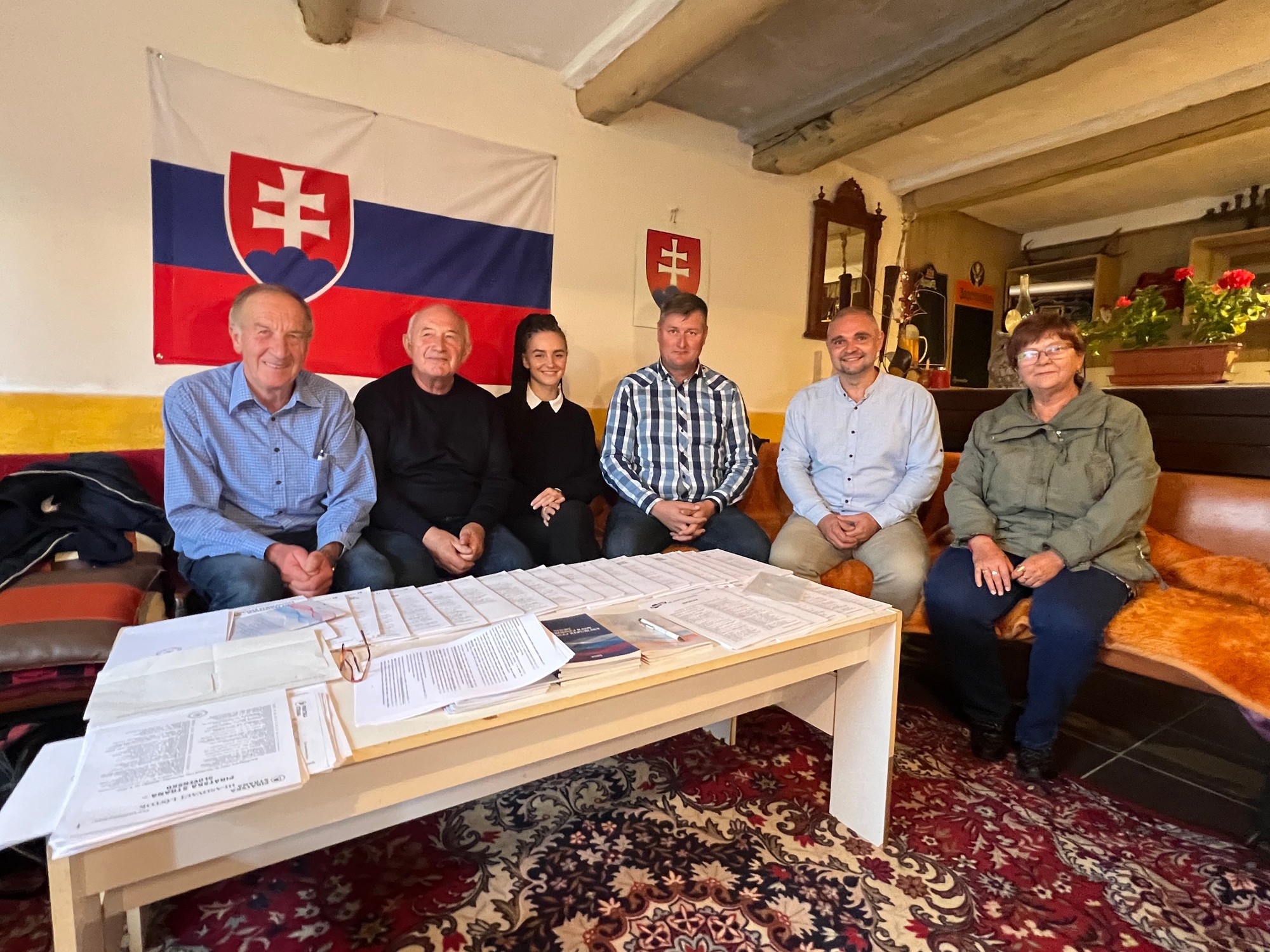 Členovia okrskovej volebnej komisie sedia v súkromnom rodinnom dome v obci Ondavka, v ktorom sa nachádza volebná miestnosť počas predčasných parlamentných volieb na Slovensku.