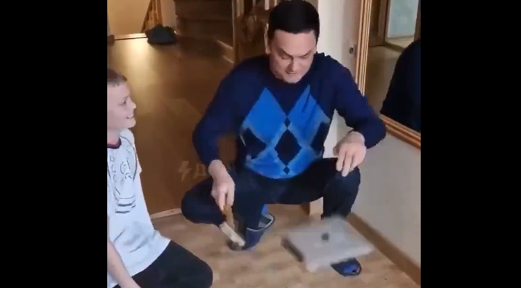 Apa-fia együtt pusztítja el az iPadet, bosszúból az amerikai cég szankcióira
