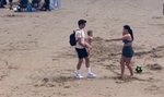 "Idiotka nie zasługuje na to dziecko". Scena na plaży zagotowała w ludziach krew. "Mamusia" była tak bezczelna, jak bezmyślna. Gdyby choć przeprosiła...