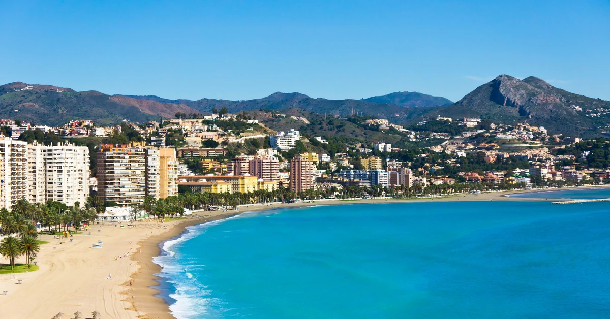 Grudzień, jak lipiec. Niemal 30°C w Hiszpanii. Turyści na na plażach zamiast na stokach