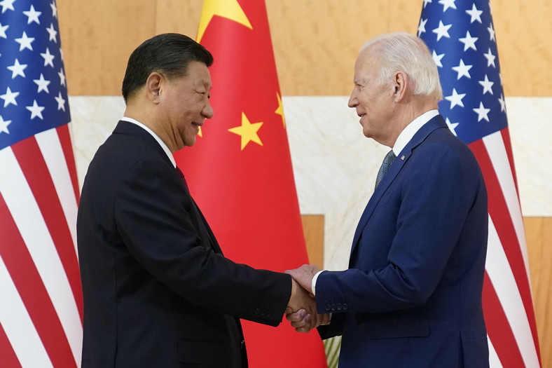 Prezydent USA Joe Biden i prezydent Chin Xi Jinping na szczycie G20 na Bali, 14 listopada 2022 r.