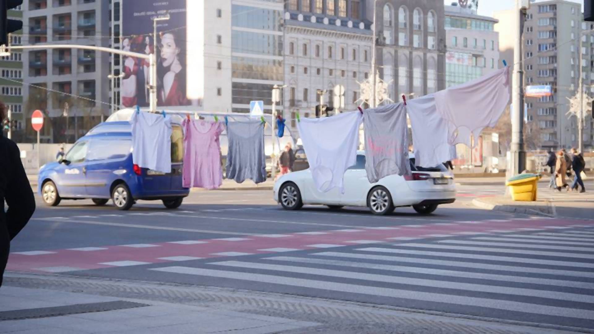 Kto i po co rozwiesił pranie w centrum Warszawy? Autor projektu tłumaczy swoją akcję