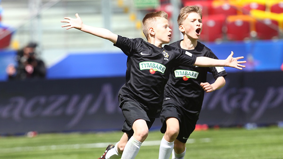 2 maja na PGE Narodowym w Warszawie poznamy triumfatorów XVI Turnieju „Z Podwórka na Stadion o Puchar Tymbarku”. Decydujące mecze zostaną rozegrane bezpośrednio przed finałem Pucharu Polski i wyłonią mistrzów Polski w kategoriach U-10 i U-12 wśród dziewcząt i chłopców. Zwycięzcy zagwarantują sobie spotkanie z reprezentacją Polski i zaproszenie na mecz towarzyski z Holandią rozgrywany 1 czerwca w Gdańsku.