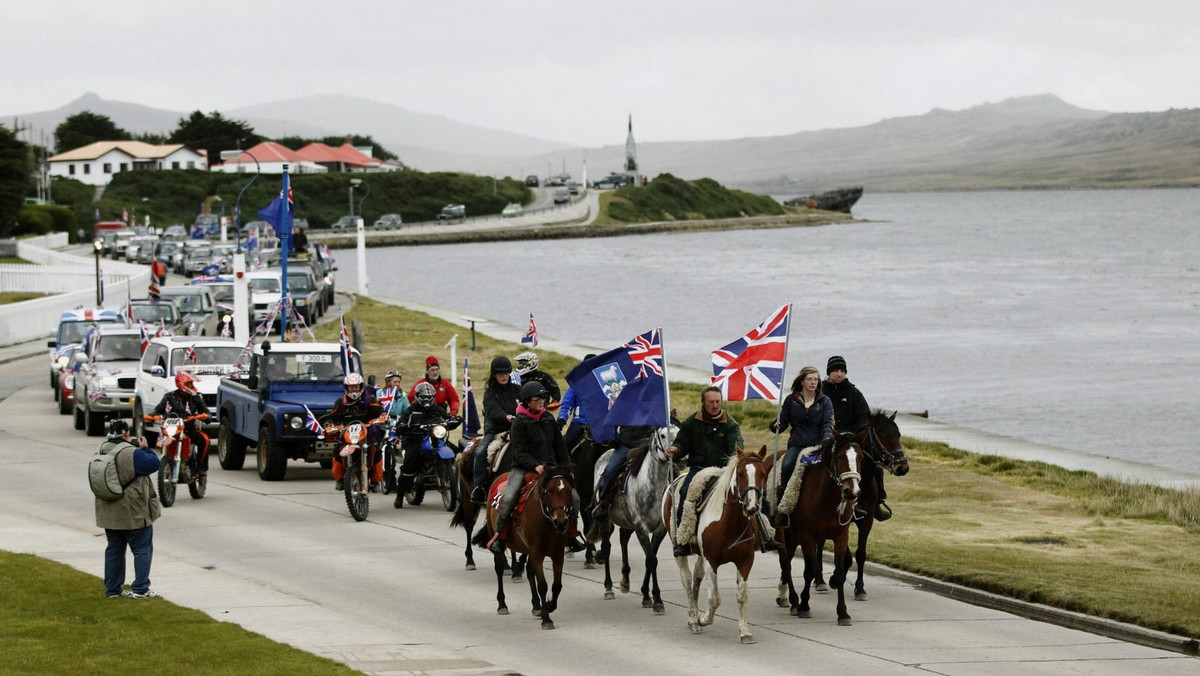 Mieszkańcy Falklandów, archipelagu położonego na południowym Atlantyku, rozpoczęli w niedzielę głosowanie w dwudniowym referendum na temat przynależności do W.Brytanii. Mają odpowiedzieć na pytanie, czy chcą pozostać brytyjskim terytorium zamorskim.
