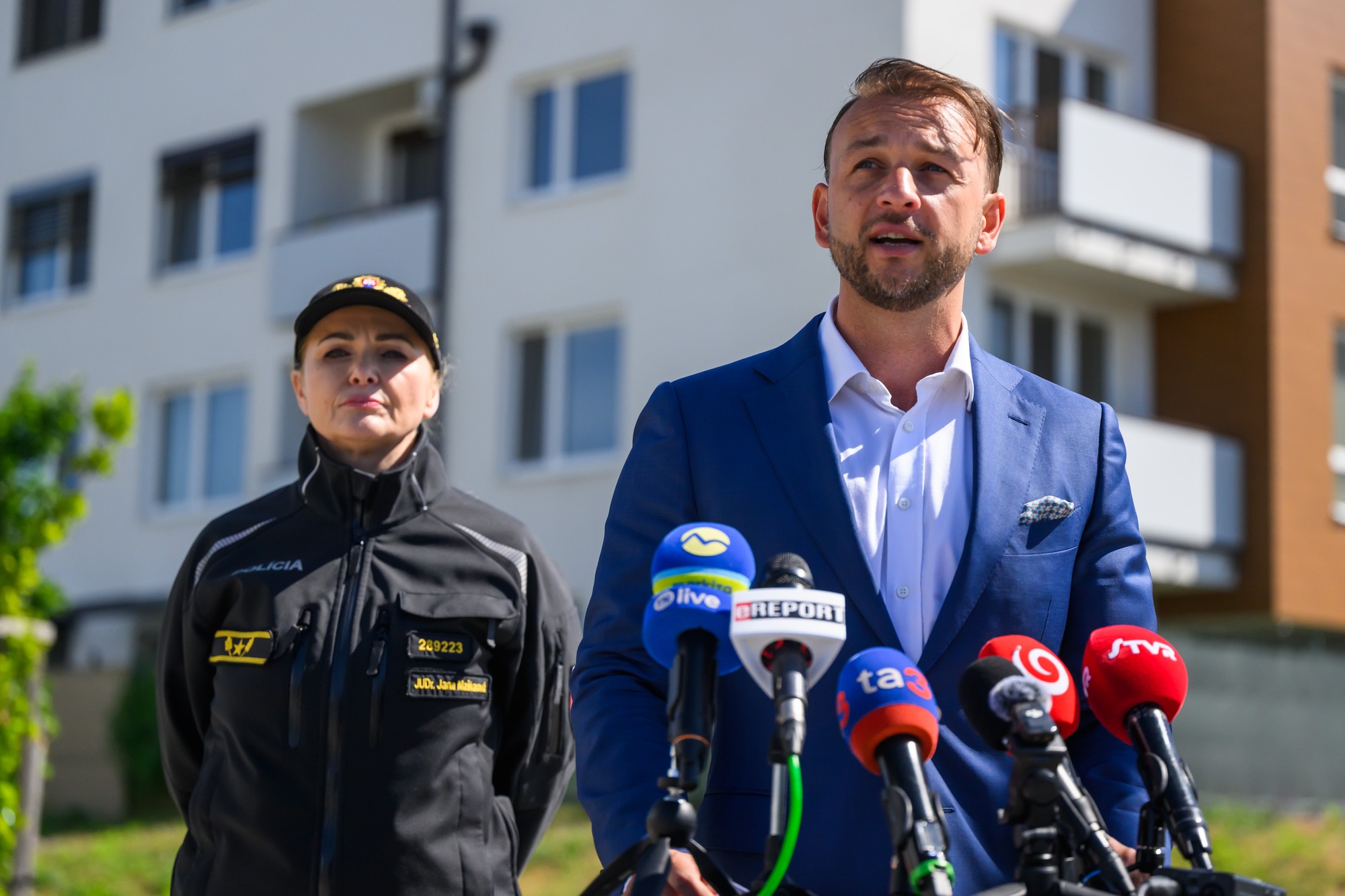 Minister vnútra Matúš Šutaj Eštok odovzdal v Ivanke pri Dunaji nájomné byty pre policajtov a hasičov. 