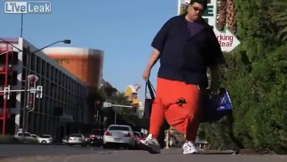 Voren je umesto pantalona nosio duks, kako bi skrotum mogao da spakuje u kapuljaču