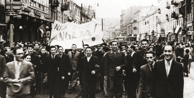 Demonstracja Polaków pod brytyjską ambasadą w Warszawie, 3 września 1939 r.
