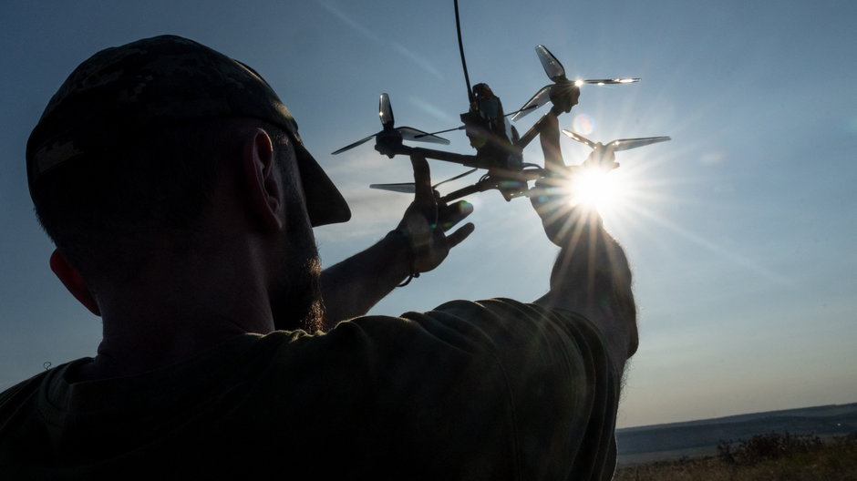 Ukraiński żołnierz szykuje drona do lotu, 29 sierpnia 2023 r.