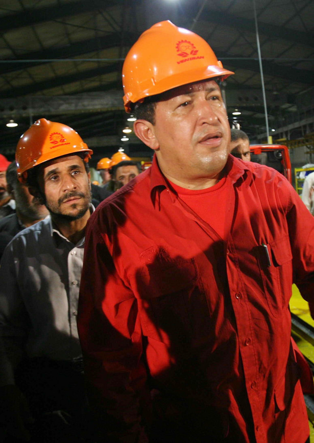 Prezydent Wenezueli Hugo Chavez na polu naftowym Orinoco. Fot. Bloomberg