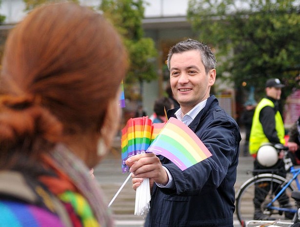 Biedroń ostrzega: Zaglądanie w majtki może się odbić rykoszetem