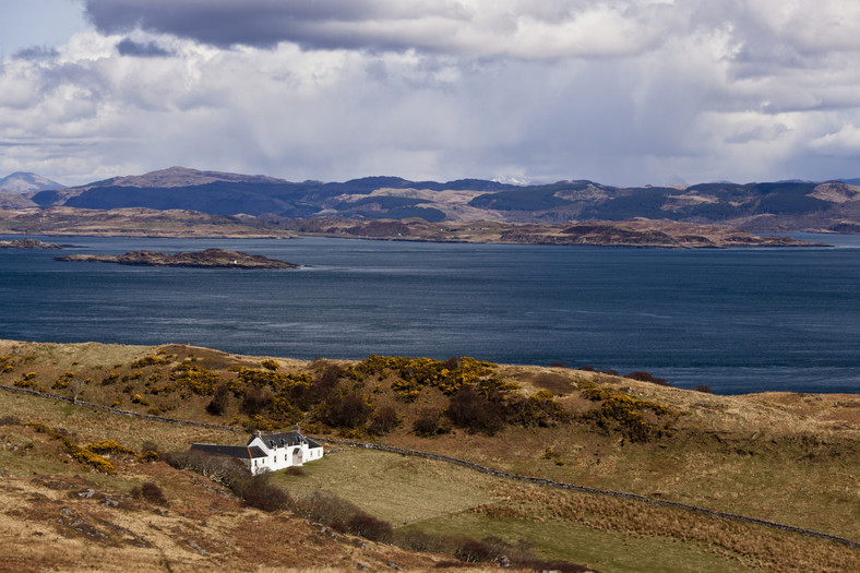 Jura, wyspa w Hebrydach Wewnętrznych w Szkocji. Na zdjęciu farma, na której Orwell napisał "Rok 1984"