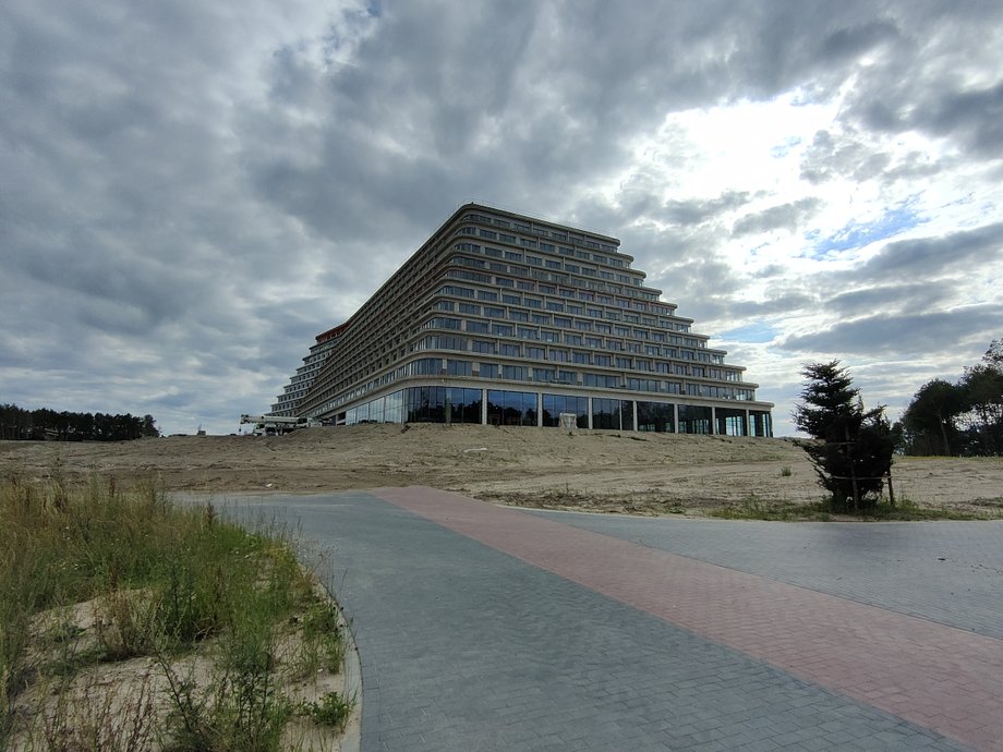 Hotel już stał się atrakcją Pobierowa.