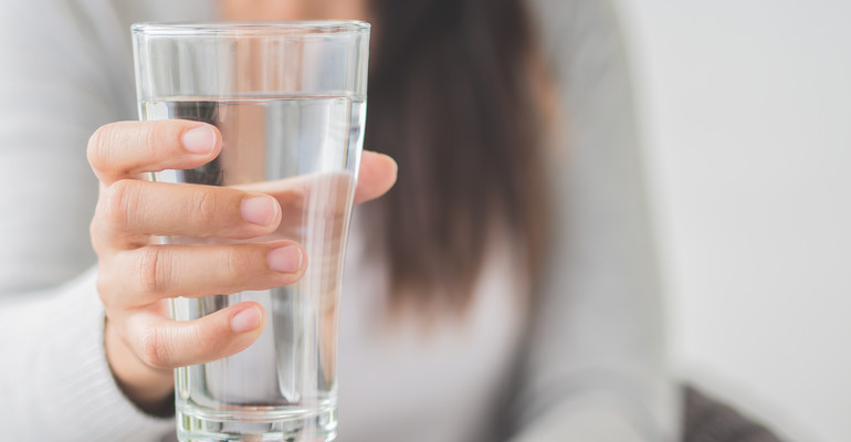 Dobre praktyki na czas koronawirusa – picie wody i nawilżanie powietrza w pomieszczeniach