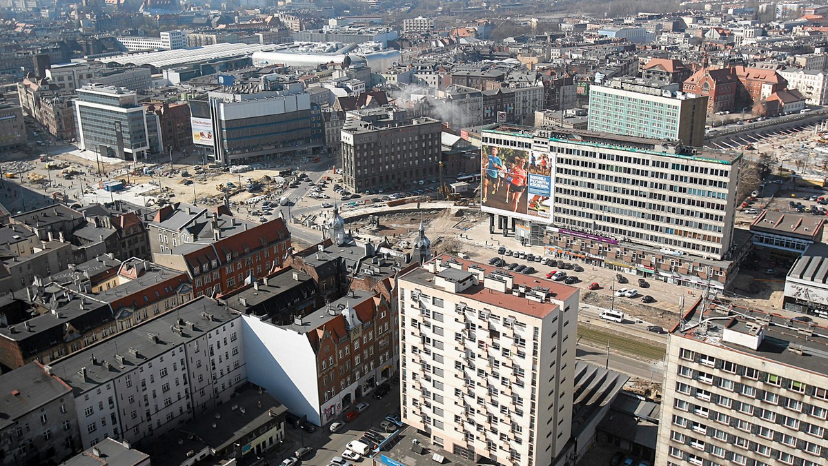 Kilkudziesięciu zatwardziałych dłużników zamierza wyeksmitować ze swoich mieszkań Kompania Węglowa – wskazując m.in. na trudną sytuację firmy. Jednocześnie dłużnikom, którzy zadeklarują spłatę należności do dwóch lat, mają zostać umorzone odsetki.