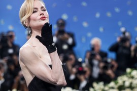 Nikol Kidman (57) se OŠIŠALA NA KRATKO i izgleda 10 GODINA MLAĐE! Kada se okrenula, RASPAMETILA SVE, a u ovoj LABUD haljini hodala na SAMOJ IVICI