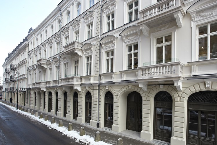 Historyczne kamienice czynszowe przy ul. Próżnej 7 i 9 zostały wzniesione ok. roku 1880 w oparciu o projekt znanego architekta Franciszka Braumanna. W czasie II wojny światowej budynki te wchodziły w skład warszawskiego getta. Po zakończeniu wojny działki i kamienice przeszły na własność Skarbu Państwa. W roku 1987 kamienice przy ul. Próżnej zostały wpisane do rejestru zabytków. Na początku 2013 r. spółka Warimpex Finanz- und Beteiligungs zakończyła roboty budowlane w budynku, w którym powstało ok. 6,6 tys. m kw. biur. Od października właścicielem kamienic przy Próżnej 7 i 9, tzw. biurowca Le Palais, jest fundusz IVG. Fot. OP architekten