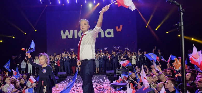 PiS na czele, ale traci. Wiosna Biedronia na podium. SONDAŻ