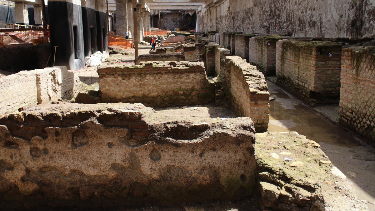 W Rzymie powstaje pierwsza stacja metra, która będzie zarazem zabytkiem archeologicznym. W trakcie budowy nowej stacji przy już uruchomionej trzeciej linii w pobliżu Koloseum odkryto ruiny starożytnych koszar, które postanowiono zachować i wyeksponować.