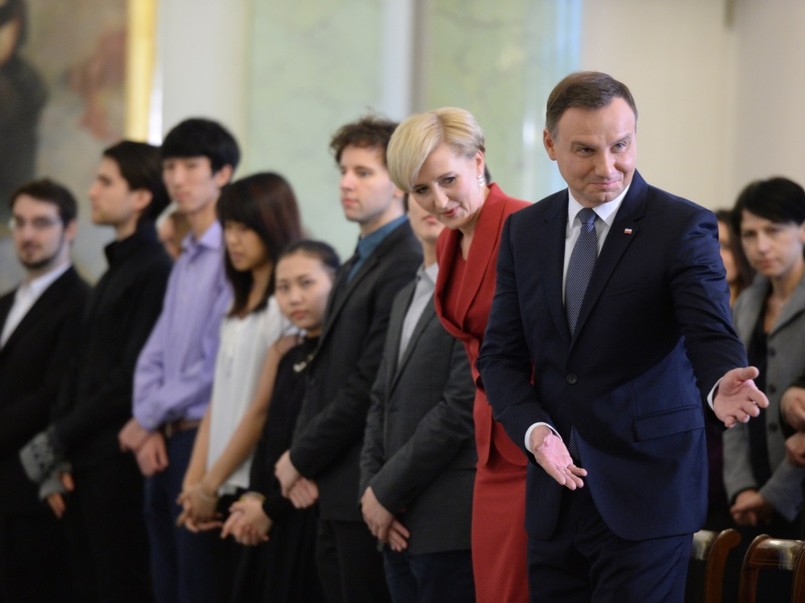 Naprawdę niewiele kobiet byłoby w stanie udźwignąć ciężar stylizacji w kolorze zgaszonej czerwieni...