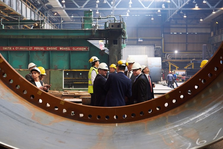 Minister skarbu Włodzimierz Karpiński (centrum L) i prezes zarządu Stoczni Gdańsk Jarosław Łosiński (centrum P) podczas spotkania dotyczącego zagospodarowania terenów Stoczni Gdańsk, 2 bm.<br><br>fot.  (aw/cat) PAP/Adam Warżawa