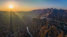 Kto pobije Chińczyków? Otwarto najwyższy most na świecie [WIDEO]