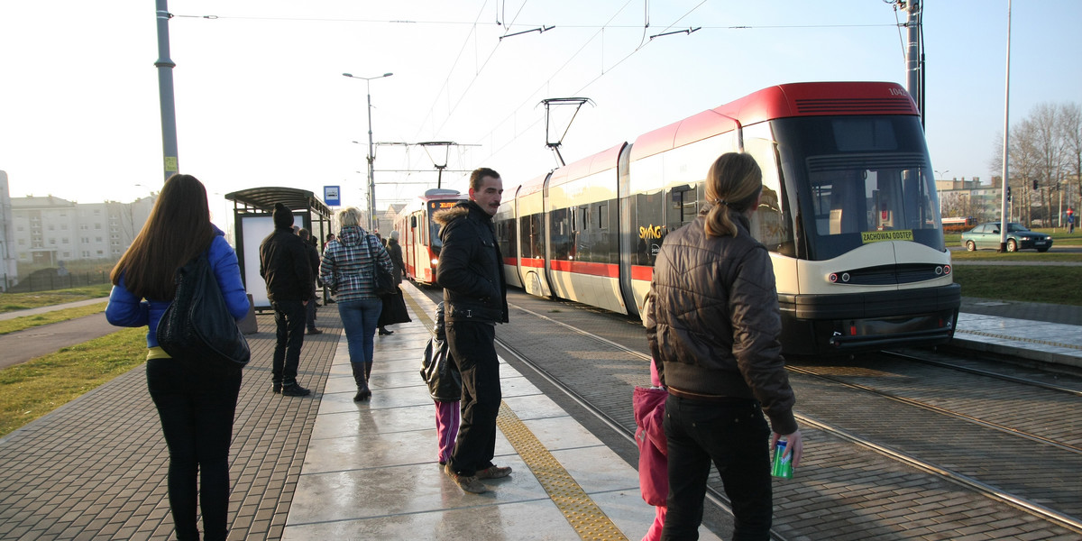 W Gdańsku tramwaj zahacza o przystanek.