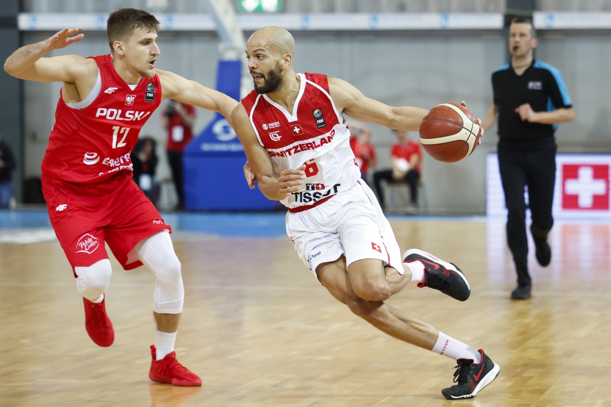 epa10492679 Switzerland's Jonathan Kazadi (R) and Poland's Jakub Schenk in action during the FIBA Eurobasket 2025 Pre-Qualifier basketball game between Switzerland and Poland, in Fribourg, Switzerland, 26 February 2023. EPA/PETER KLAUNZER Dostawca: PAP/EPA.