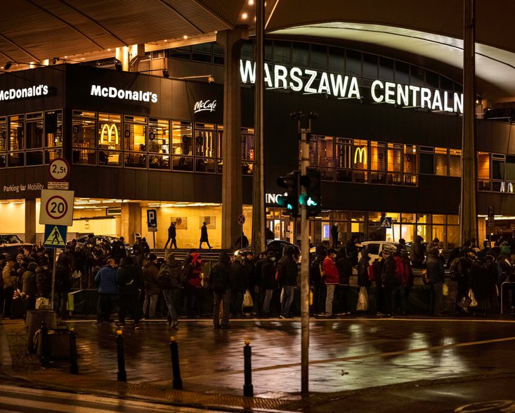 Fundacja Daj Herbatę od wielu lat, niezależnie od pogody, prowadzi tzw. wydawkę dla osób w kryzysie bezdomności. W każdy poniedziałek i piątek pod Dworcem Centralnym z pomocy wolontariuszek i wolontariuszy korzysta ponad kilkaset osób.