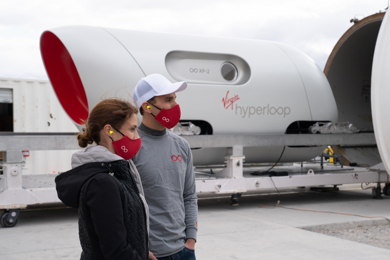 Virgin Hyperloop - pierwszy pasażerski test kolejki