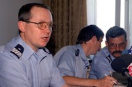 Komendant główny policji Marek Papała (pierwszy z lewej) podczas konferencji prasowej, która odbyła się 20.08.1997. Warszawa