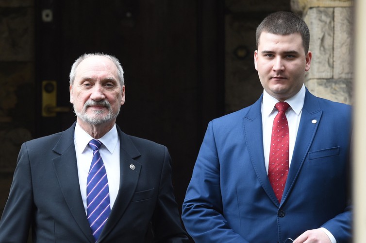 Minister obrony narodowej Antoni Macierewicz i rzecznik MON Bartłomiej Misiewicz po posiedzeniu podkomisji smoleńskiej